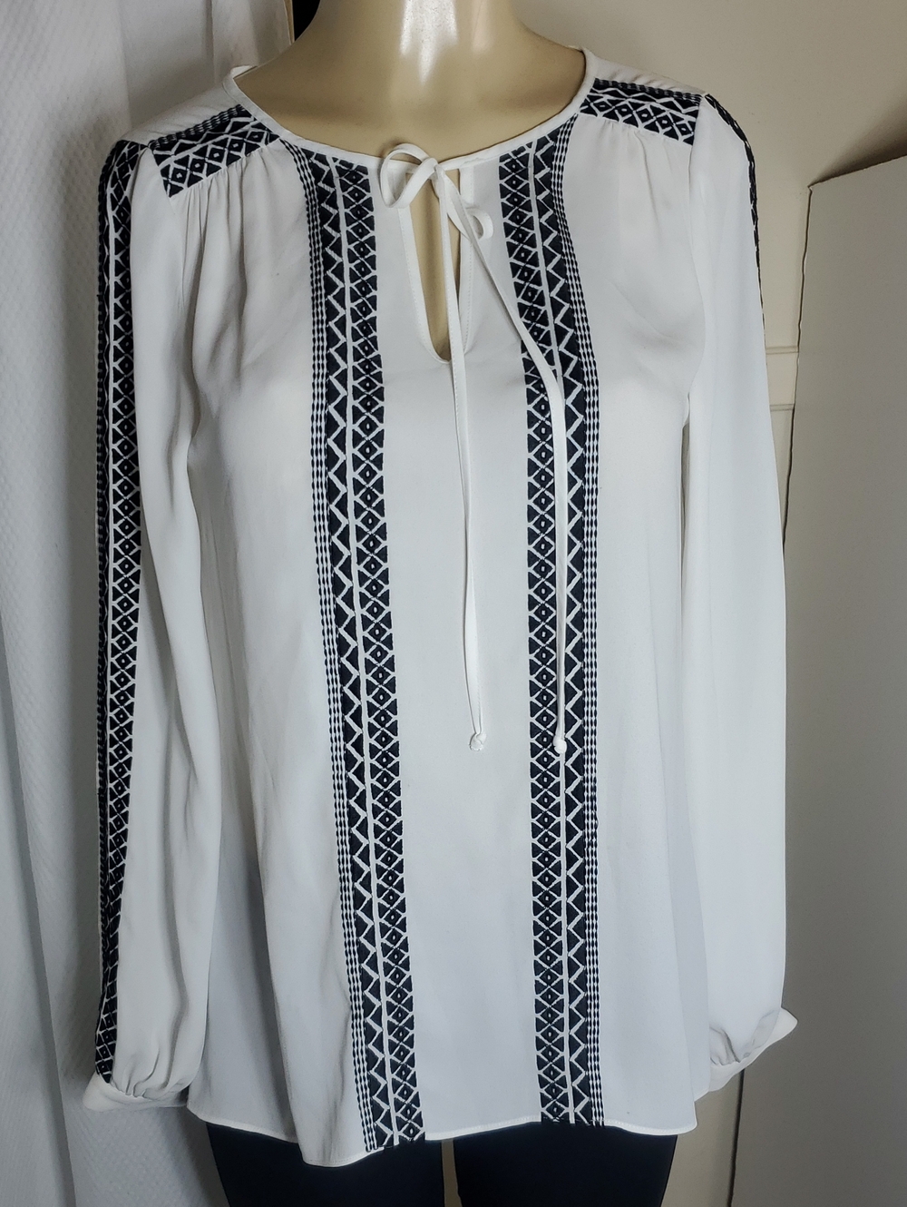 White House Black Market Elegant White Embroidered Tie-Neck Women’s Blouse Size2